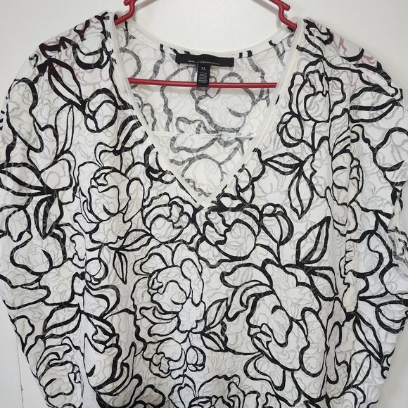 White House Black Market Floral V-Neck Top Women XL Black White Short Sleeve - Picture 3 of 9